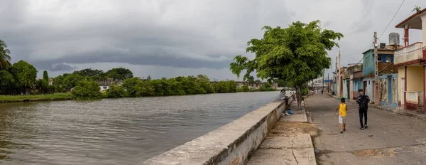 Plano Panorámico Personas Caminando Por Río San Juan Matanzas Cuba — Foto de Stock