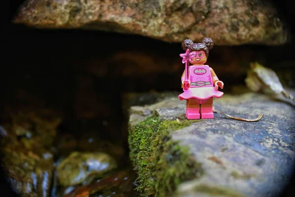 Lego Játék Egy Női Hős Figura Áll Egy Sziklán Kezében — Stock Fotó