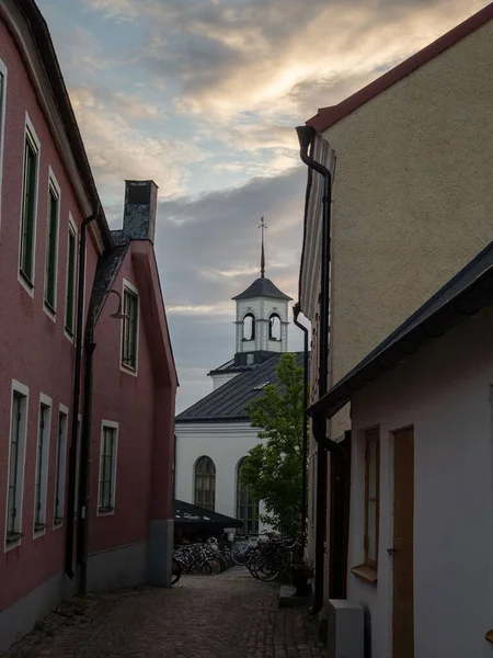 スウェーデンのゴットランド島ヴィスビーの有名なヴァルトクロカン教会につながる家の間の狭い通り — ストック写真