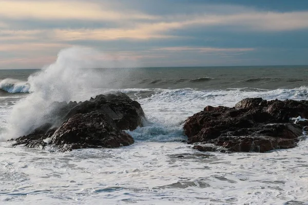 Una Vista Las Olas Golpeando Rocas Durante Atardecer —  Fotos de Stock