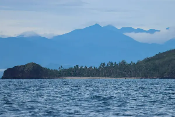 Okyanus Dalgalarından Dağların Siluetlerinden Filipinlerdeki Plajlardan Bir Manzara — Stok fotoğraf