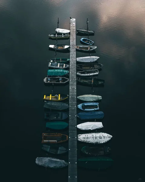 Eine Vertikale Luftaufnahme Mehrerer Hafen Reihen Abgestellter Segelboote — Stockfoto