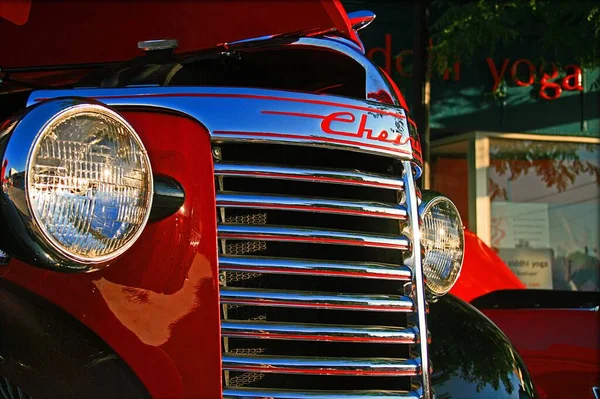 Uma Camioneta Chevrolet Retro Vermelho Show Carro — Fotografia de Stock