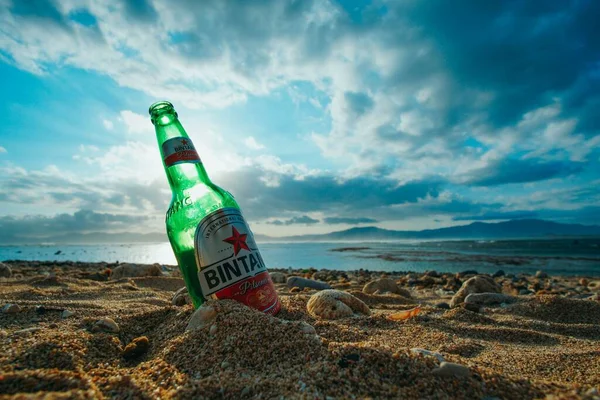 Dompu Ινδονησία Αυγούστου 2018 Ένα Μπουκάλι Μπύρας Bintang Στην Παραλία — Φωτογραφία Αρχείου