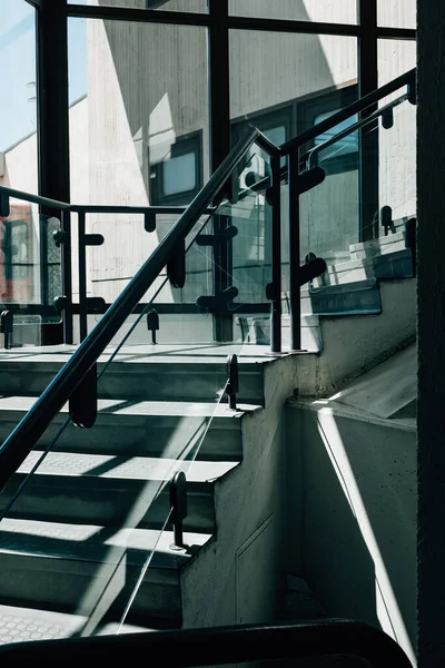 Tiro Vertical Escadas Com Grades Vidro — Fotografia de Stock
