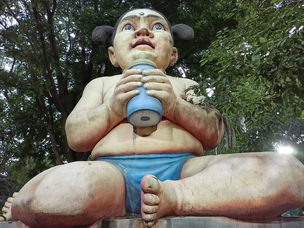 Nahaufnahme Einer Statue Oder Skulptur Eines Kindes Das Einer Fütterungsflasche — Stockfoto