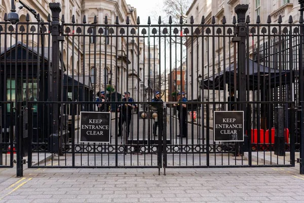 Entrance Downing Street Black Security Gates Armed Police Officers Standing — Stock Photo, Image