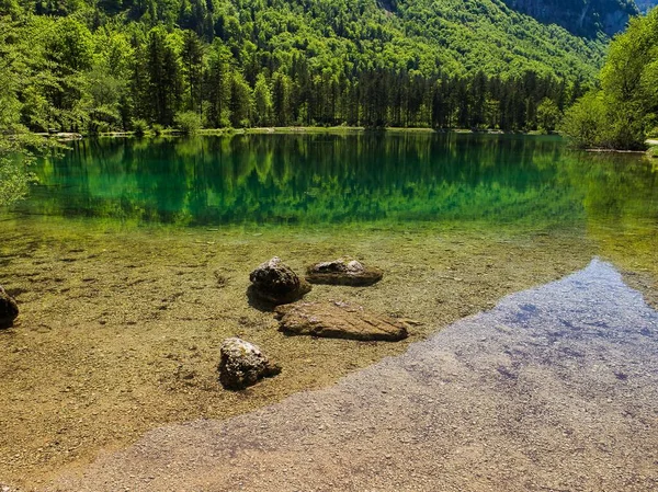 Piękna Przyroda Bluntausee Roślinnością Odzwierciedlającą Czystym Jeziorze — Zdjęcie stockowe