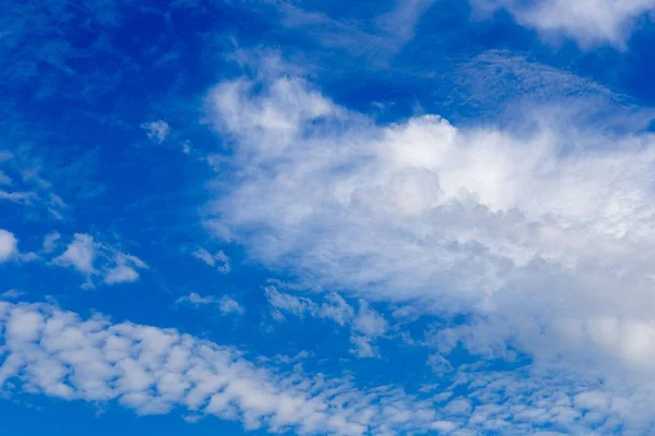 Живописный Вид Белых Пушистых Облаков Хлопкоподобным Видом Плавающих Голубом Небе — стоковое фото