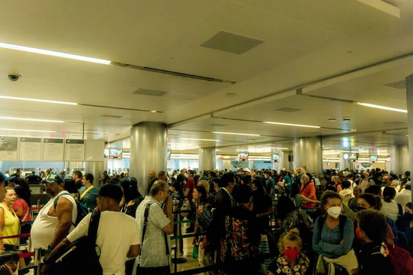 ロサンゼルス国際空港のスタッフ不足は 移民と税関を通過しようとしている人々の大きなボトルネックを引き起こしますLa — ストック写真