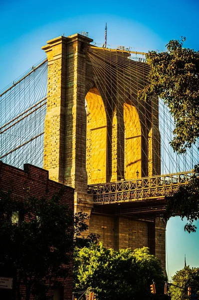 ニューヨークのブルックリン橋の垂直ショット — ストック写真