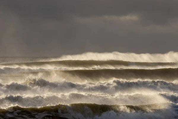 Bulutlu Gökyüzünün Altında Okyanus Dalgalarının Rüzgarlı Manzarası — Stok fotoğraf