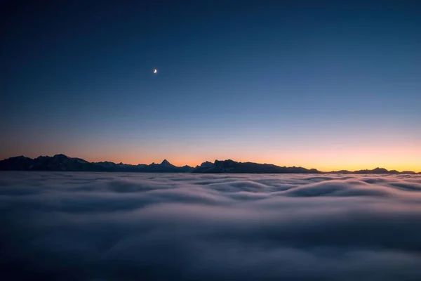 Ein Faszinierender Blick Auf Einen Goldenen Sonnenuntergang Über Den Bergen — Stockfoto