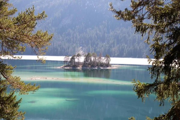 Lac Eibsee Avec Couleur Turquoise Petite Île Près Wetterstein Garmisch — Photo