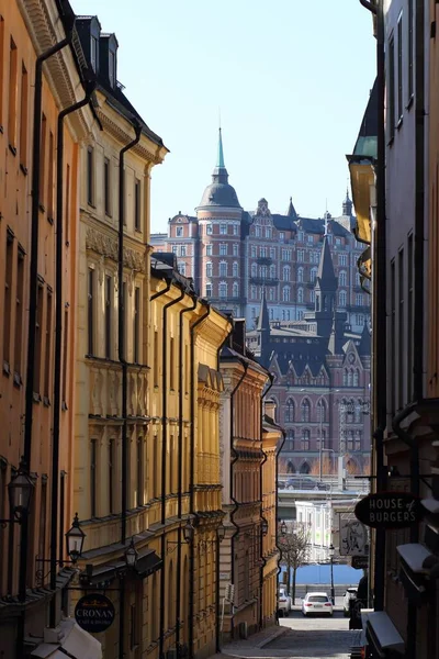 Vertikální Záběr Úzké Uličky Mezi Starými Budovami Stockholmu Švédsku — Stock fotografie