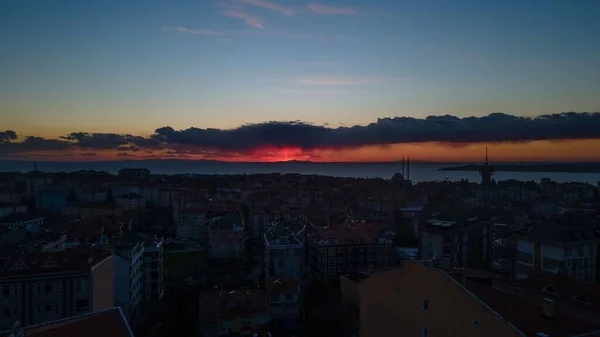Una Puesta Sol Detrás Las Nubes Ciudad Estambul — Foto de Stock
