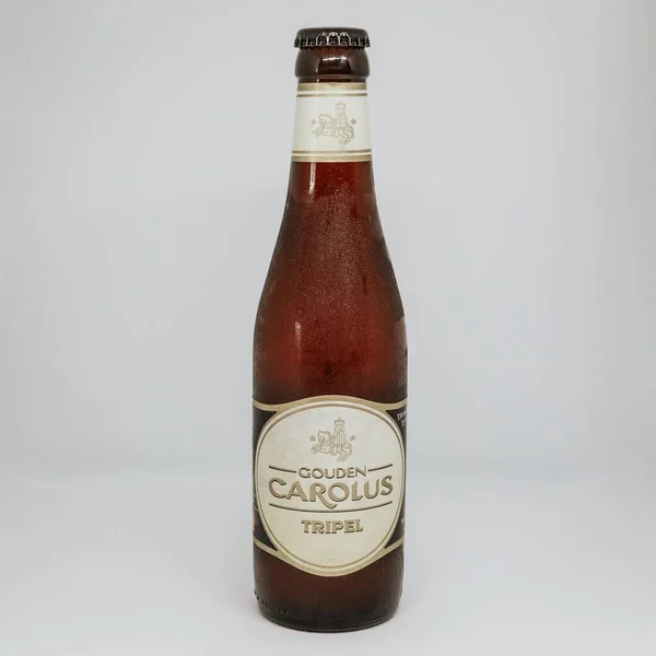 Flaska Gouden Carolus Tripel Isolerad Vit Bakgrund — Stockfoto