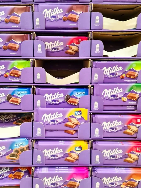 Függőleges Közelkép Egy Nagy Kijelzőről Milka Márka Különböző Fajtáihoz Tartozó — Stock Fotó