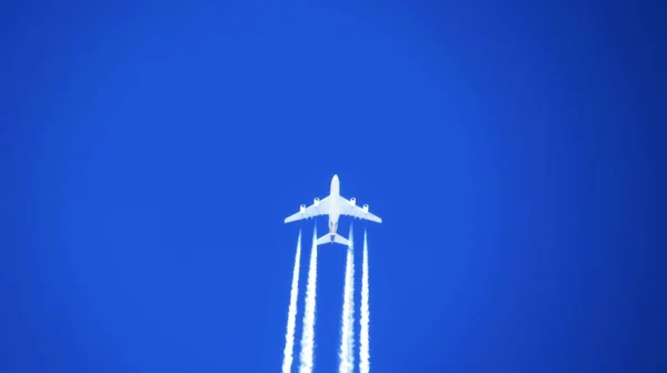 喷气式飞机的低角射击 在晴朗的蓝天下从飞机上冒出的烟 — 图库照片