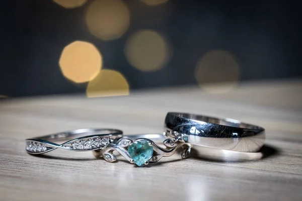 白い木製の表面に婚約指輪と結婚指輪の閉鎖 — ストック写真