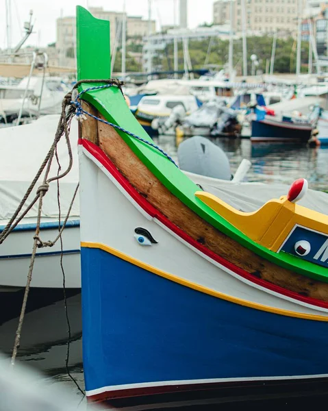 Ein Traditionelles Maltesisches Fischerboot Das Dock Festgemacht Hat — Stockfoto