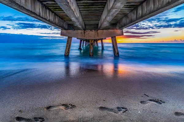 Hermoso Tiro Desde Debajo Muelle Madera Hacia Océano Con Atardecer — Foto de Stock