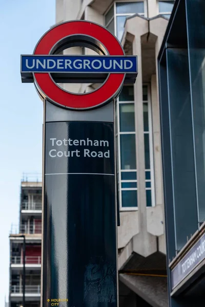 Pionowe Ujęcie Znaku Słupka Ulicznego Dla Stacji Metra Tottenham Court — Zdjęcie stockowe