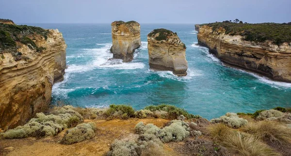 澳大利亚十二使徒海洋国家公园的海洋中一个巨大的岩石峰的海景 — 图库照片