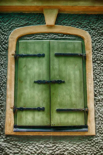 Eine Vertikale Aufnahme Eines Alten Hölzernen Grünen Fensters — Stockfoto