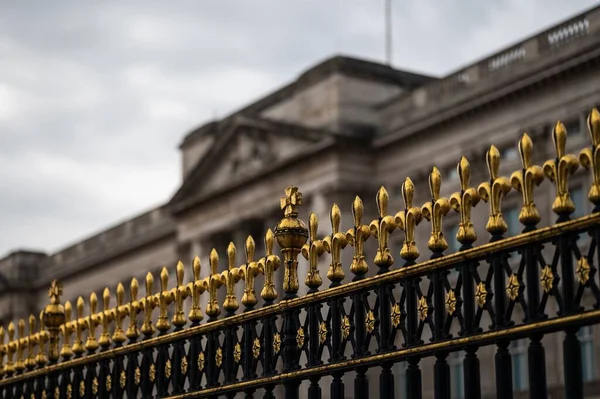 Buckingham Sarayı 'nın çitlerine yakın çekim. Londra
