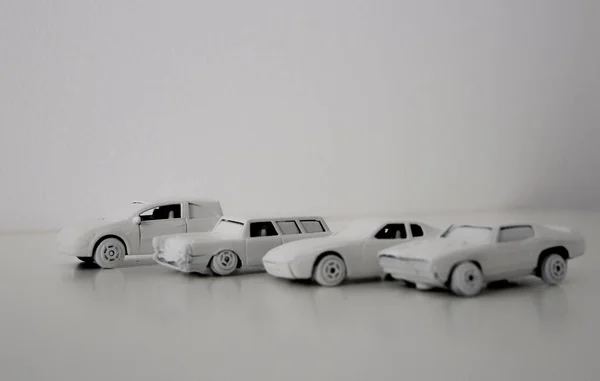 Ένα Κοντινό Πλάνο Των Λευκών Αυτοκινήτων Παιχνιδιών Που Απομονώνονται Στο — Φωτογραφία Αρχείου