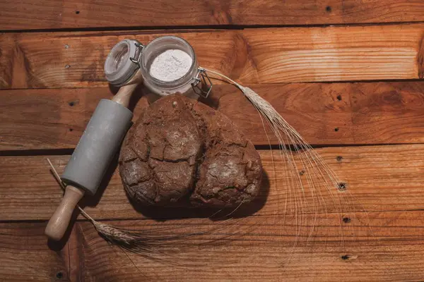 Rolo Pão Rústico Com Nozes Feitas Com Massa Fonte Uma — Fotografia de Stock