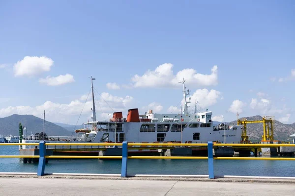 印度尼西亚西苏门答腊的波托塔诺 Poto Tano 2022年7月9日 Asdp轮渡船在波托塔诺港靠岸 准备出发 — 图库照片