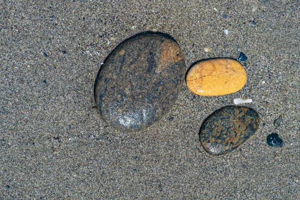 Фон Трьох Невеликих Каменів Закруглених Ерозією Піску Хвиль Водою Хвиль — стокове фото
