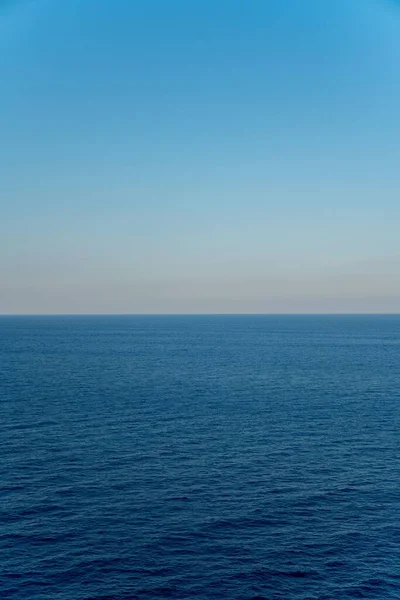 Minimalistický Východ Slunce Nad Oceánem Klidnou Atmosférou — Stock fotografie