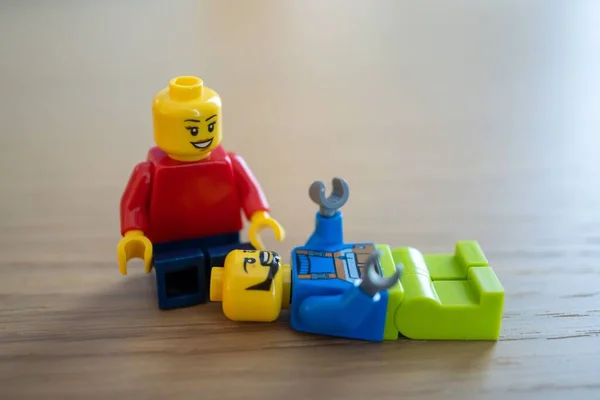 Lego Varumärke Statyett Sitter Bredvid Annan Statyett Träyta — Stockfoto