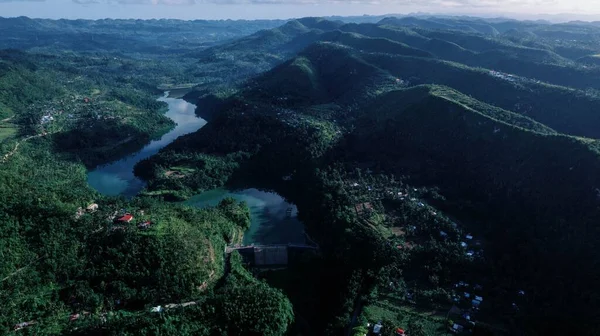 Vzdušný Pohled Řeku Vinoucí Přes Svěží Zelené Kopce — Stock fotografie