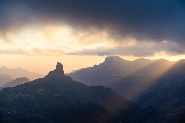 Eine Dramatische Aufnahme Des Sonnenlichts Das Durch Wolken Auf Den — Stockfoto