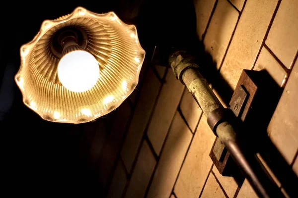 Низькокутний Знімок Іржавої Освітленої Лампи Стіні — стокове фото