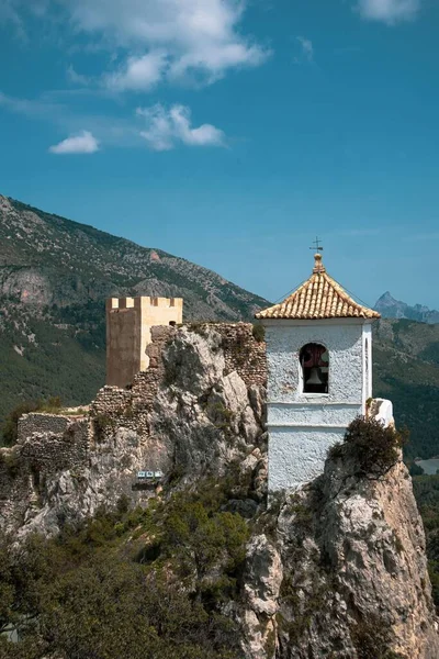 Spanya Nın Castell Guadalest Kasabasındaki Uçurumun Tepesindeki Kalenin Muhteşem Manzarası — Stok fotoğraf