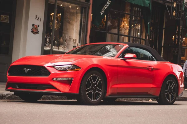 Czerwony Mustang Muscle Car Zaparkowany Bourbon Street Nowym Orleanie Usa — Zdjęcie stockowe