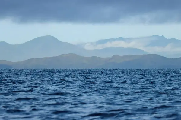 Eine Friedliche Meereslandschaft Mit Bergen Und Skyline Auf Den Philippinen — Stockfoto