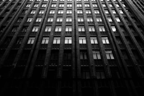 広いアパートの建物の灰色の低角度ショット — ストック写真