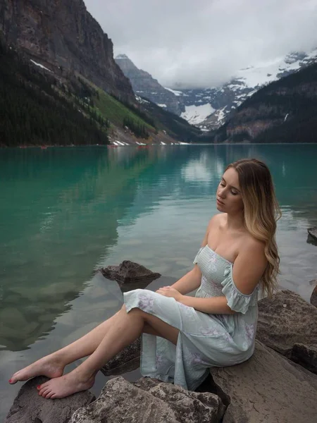 Vertical Shot Beautiful Caucasian Girl Blue Dress Sitting Lake Louise — Stock Photo, Image