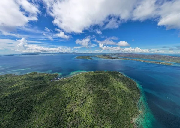 Αεροφωτογραφία Των Νησιών Στη Μέση Του Ωκεανού Κάτω Από Ένα — Φωτογραφία Αρχείου