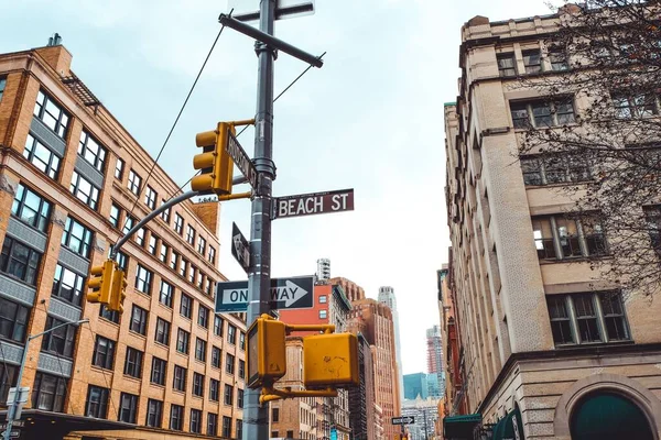 New York 'taki binaların düşük açılı bir görüntüsü.