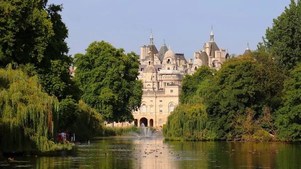 Palacio James Detrás Exuberantes Árboles Verdes Orilla Del Lago Londres —  Fotos de Stock