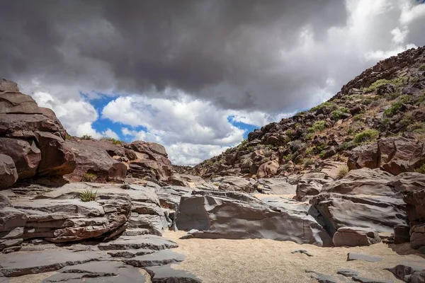 Bulutlu Gökyüzünün Altındaki Kayalık Tepelerin Manzarası — Stok fotoğraf