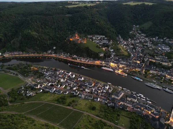 Una Vista Aérea Una Ciudad Costera Con Puerto Una Zona —  Fotos de Stock