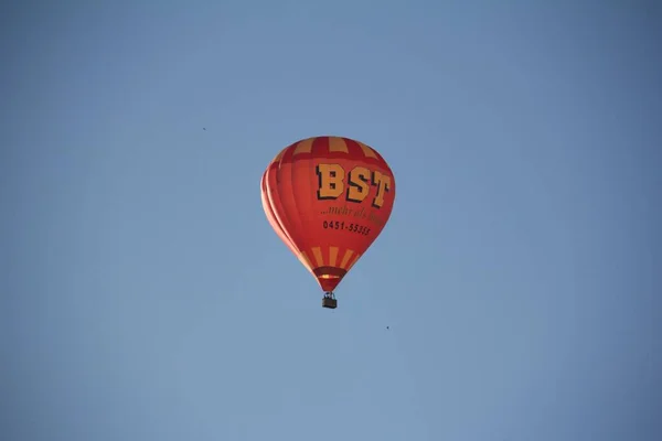 Ein Bst Heißluftballon Fliegt Hoch Den Blauen Himmel Über Der — Stockfoto